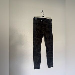 Lululemon camouflage leggings size 6
